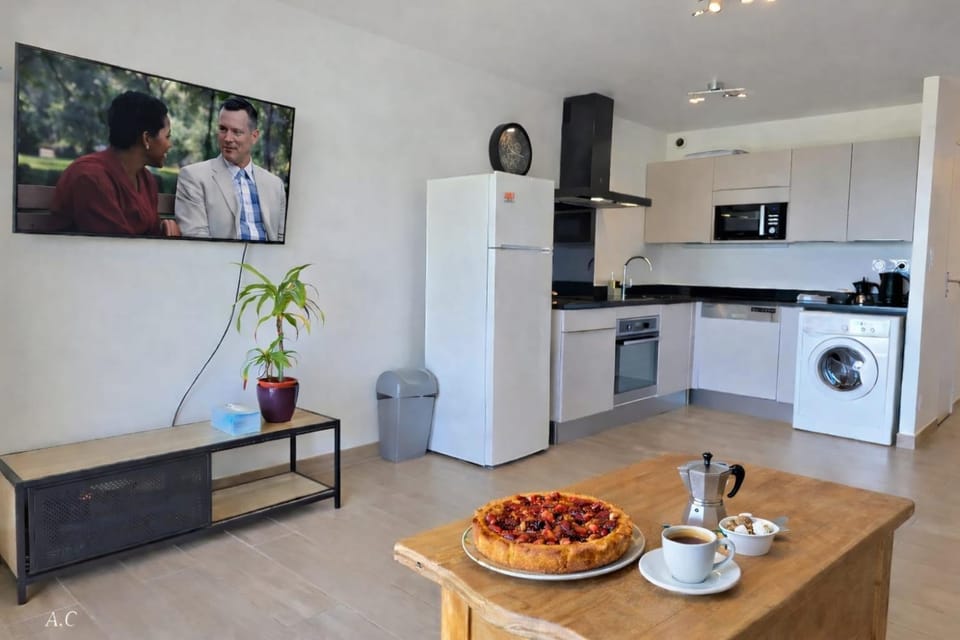 Coffee/tea facilities, Kitchen or kitchenette, Dining area, oven, stove, toaster, washing machine