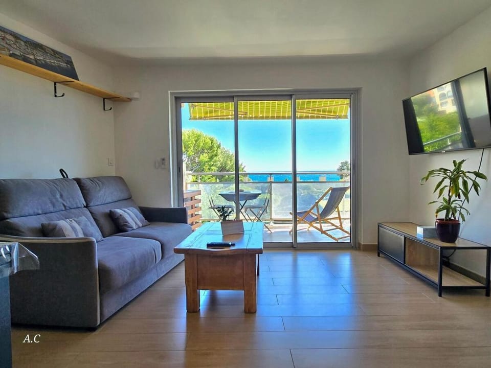 Communal lounge/ TV room, Natural landscape, TV and multimedia, View (from property/room), Balcony/Terrace, Living room, Seating area, Sea view