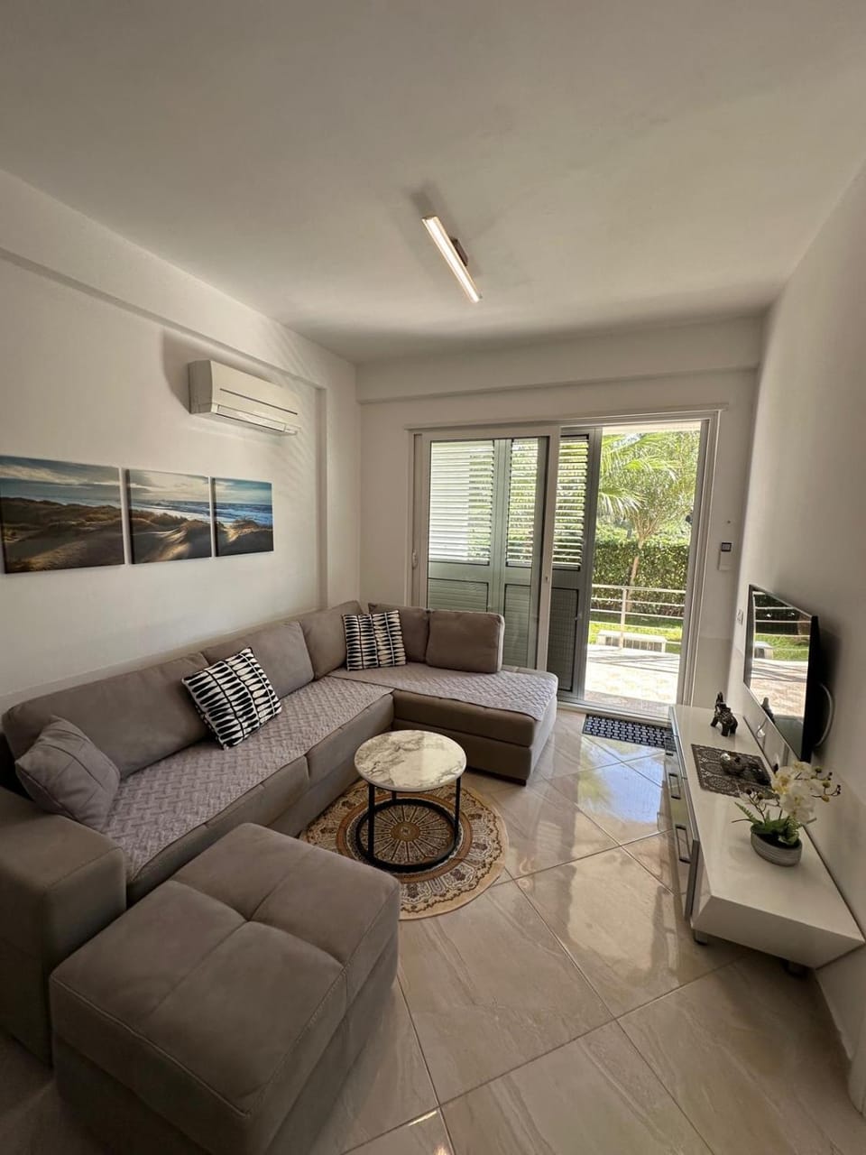 TV and multimedia, Living room, Seating area, air conditioner