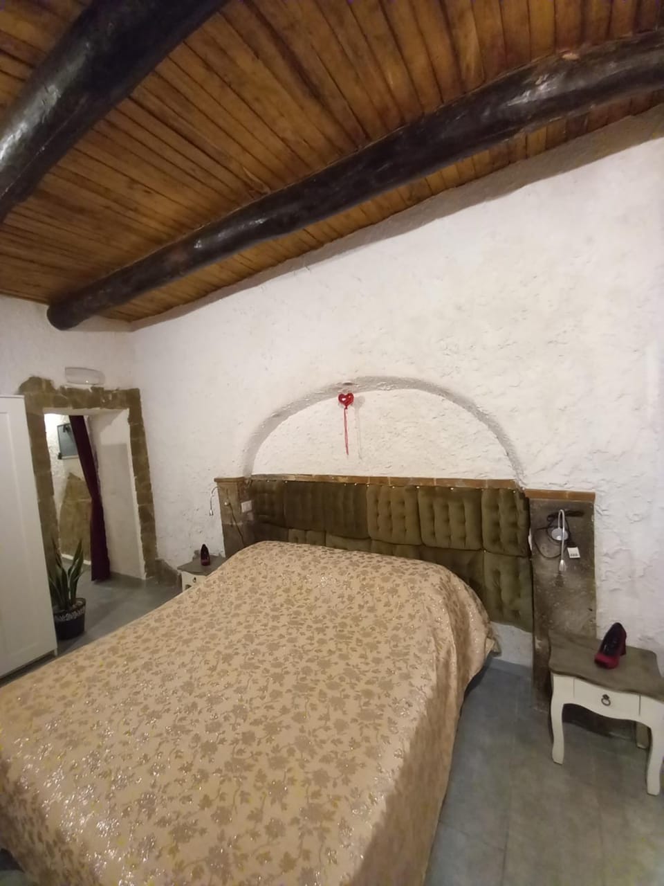La Grotta House in Naples