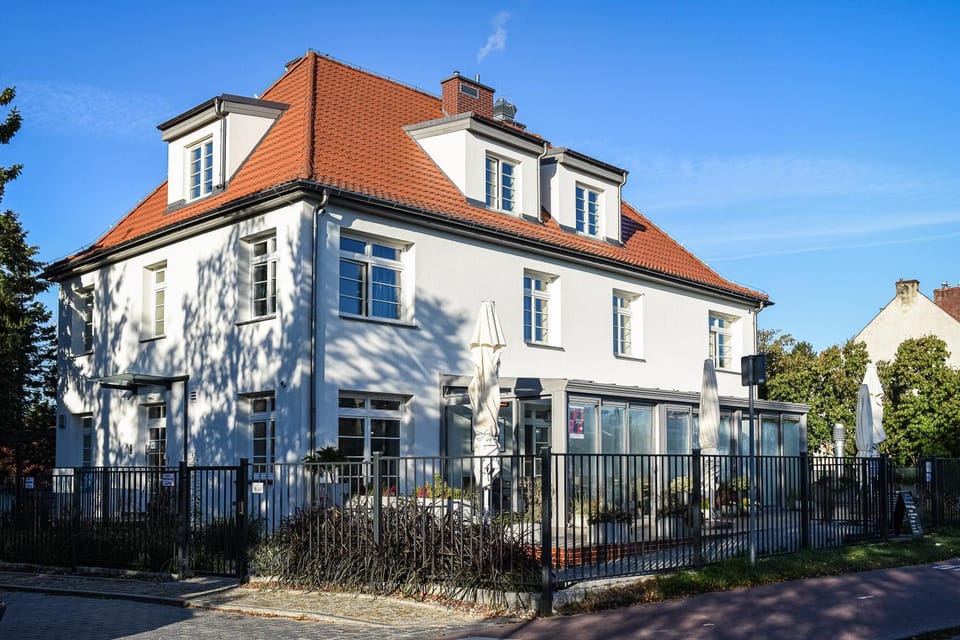 Property building, Facade/entrance, Balcony/Terrace