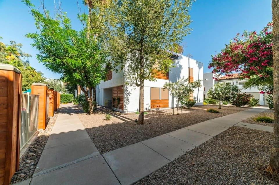 32- Modern Casa Grande Paradise heated pool condo House in Casa Grande