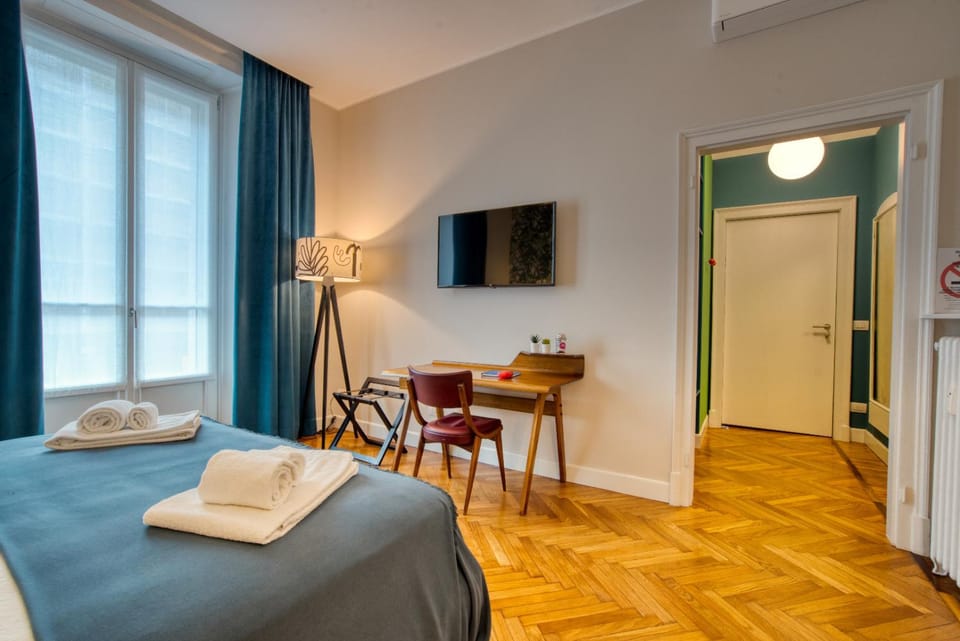 Bed, Photo of the whole room, Seating area, Bedroom