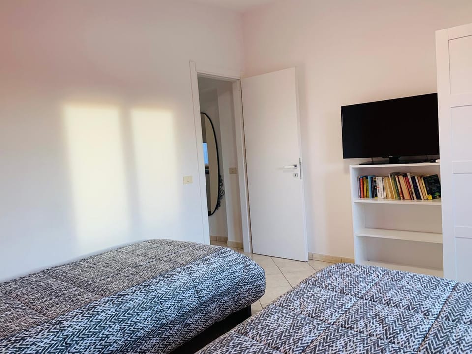 Bed, TV and multimedia, Photo of the whole room, Bedroom, wardrobe