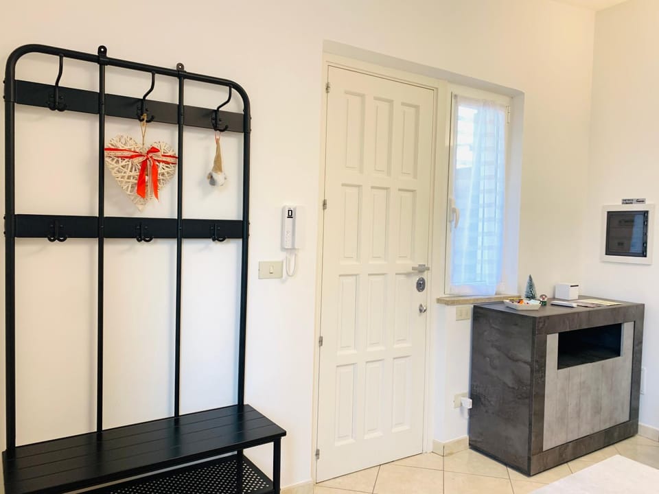 Kitchen or kitchenette, minibar