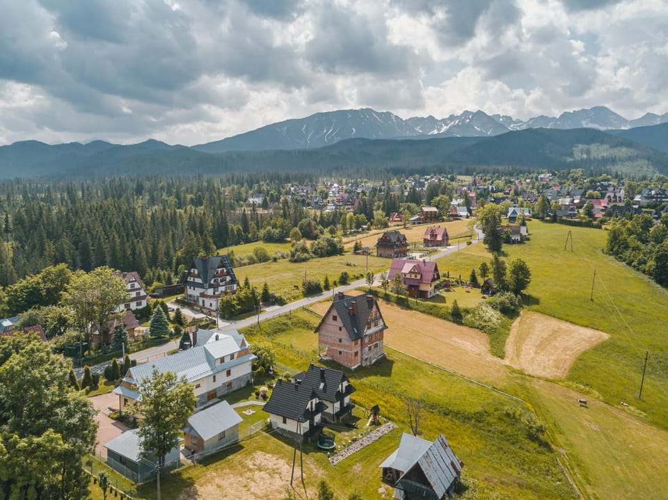 Bird's eye view, Garden view, Mountain view, Quiet street view