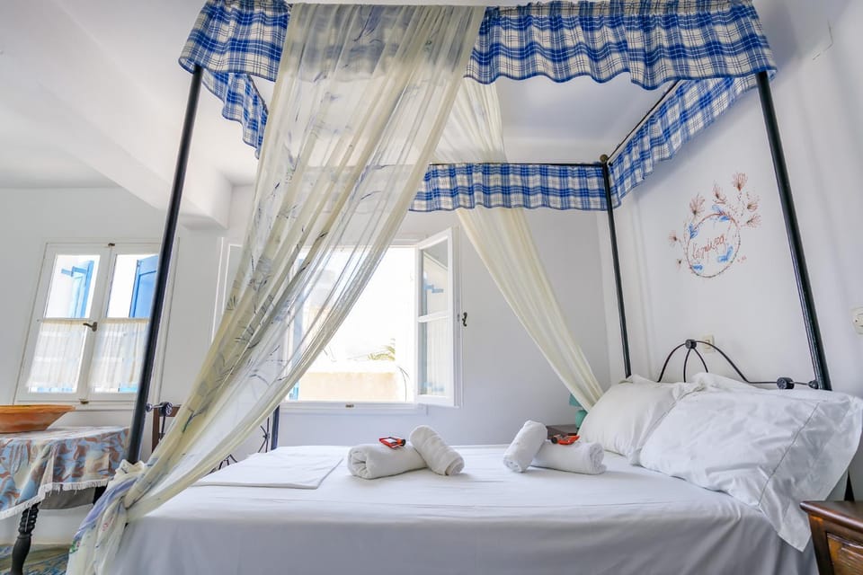 Bed, towels