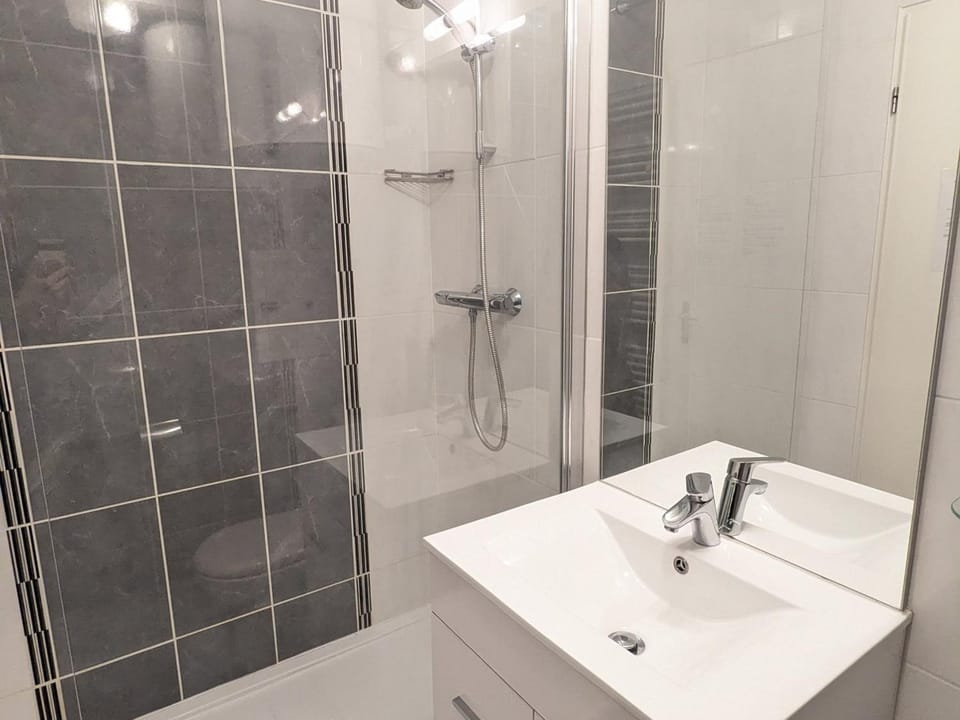 Studio cabine 4 pers avec balcon sud-ouest proche pistes - FR-1-557-21 Cabin in Auvergne-Rhône-Alpes