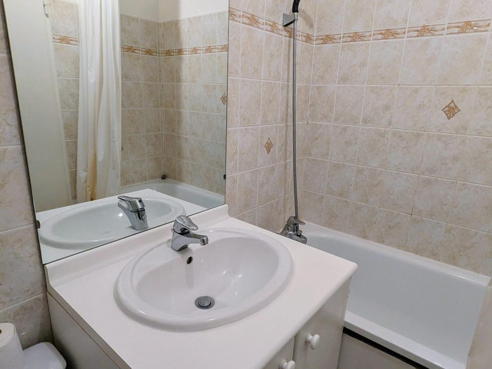 Studio cabine 4 pers avec balcon sud-ouest proche pistes Cabin in Auvergne-Rhône-Alpes
