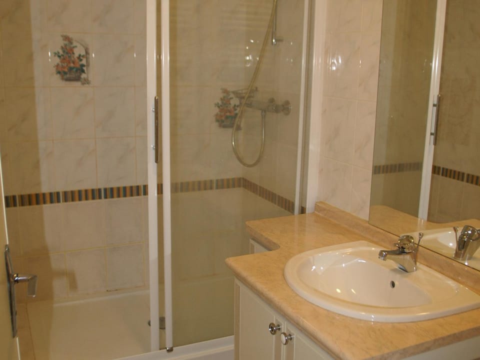 Charmant 2 pièces cabine au pied des pistes pour 6 personnes - FR-1-557-65 Cabin in Auvergne-Rhône-Alpes