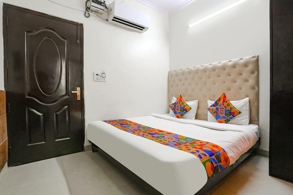Photo of the whole room, Bedroom, air conditioner