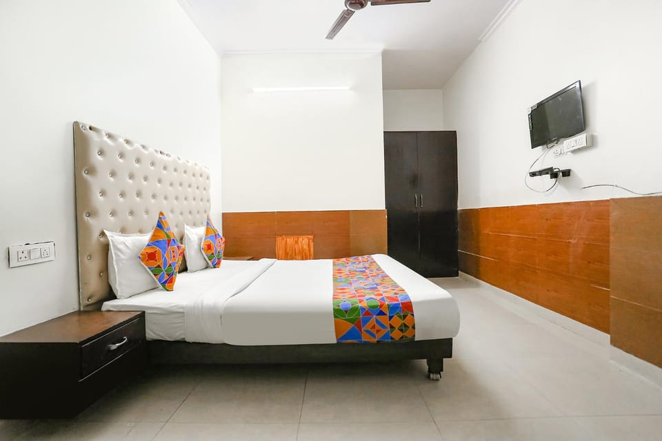 Communal lounge/ TV room, TV and multimedia, Photo of the whole room, Evening entertainment, Bedroom, wardrobe
