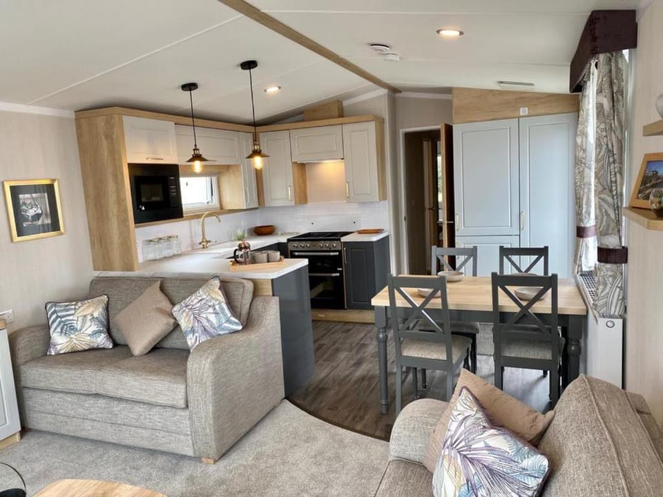 Kitchen or kitchenette, Living room, Seating area, Dining area, minibar, pet friendly, stove