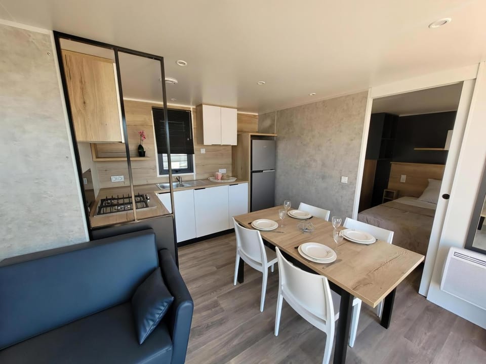 Dining area, kitchen