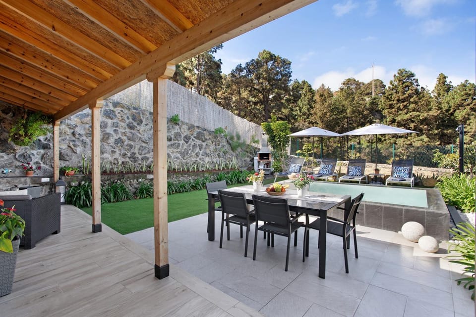 Property building, Balcony/Terrace, Living room