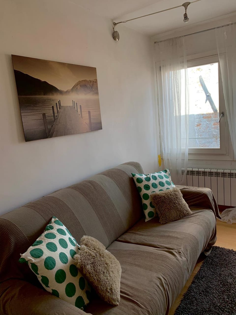 Library, TV and multimedia, Living room, Photo of the whole room, Decorative detail, Seating area, City view, Landmark view, Quiet street view