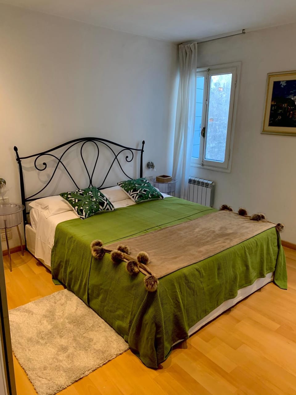 Bed, Photo of the whole room, Decorative detail, Bedroom