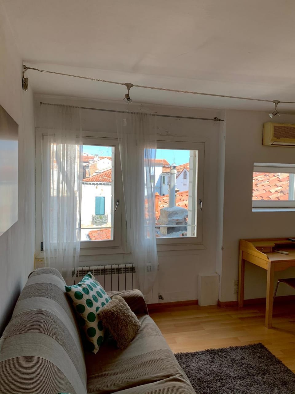 Library, TV and multimedia, Living room, Photo of the whole room, Decorative detail, Seating area, City view, Landmark view, Quiet street view