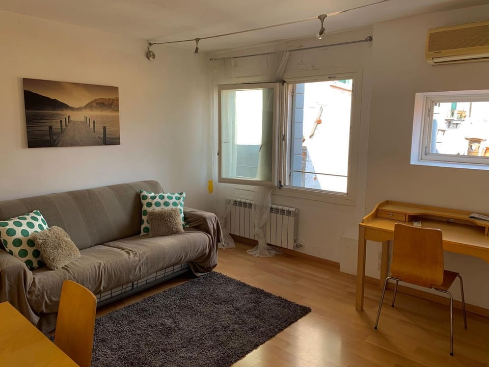 Library, TV and multimedia, Living room, Photo of the whole room, Decorative detail, Seating area, City view, Landmark view, Quiet street view