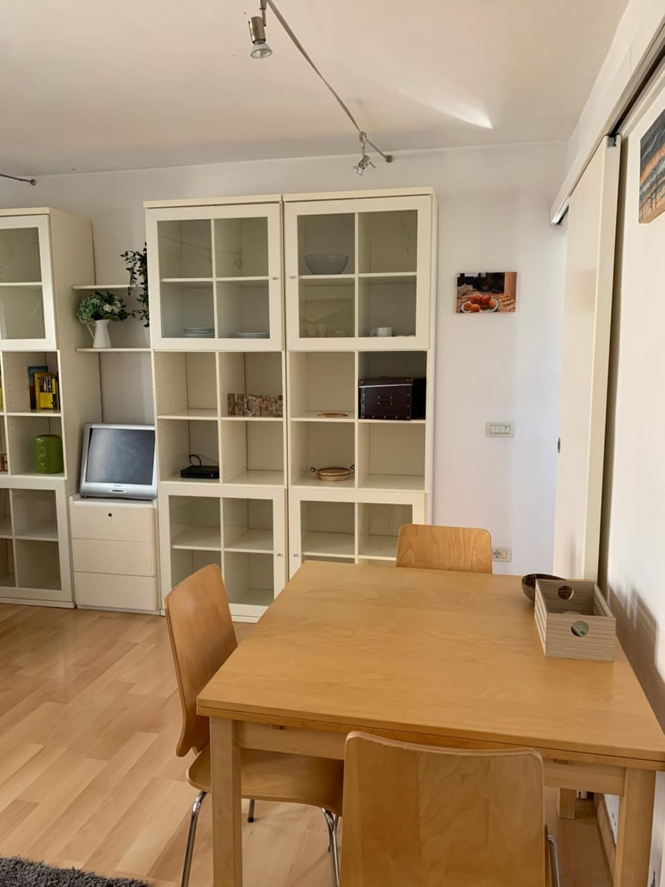 Library, TV and multimedia, Living room, Photo of the whole room, Decorative detail, Seating area, Dining area
