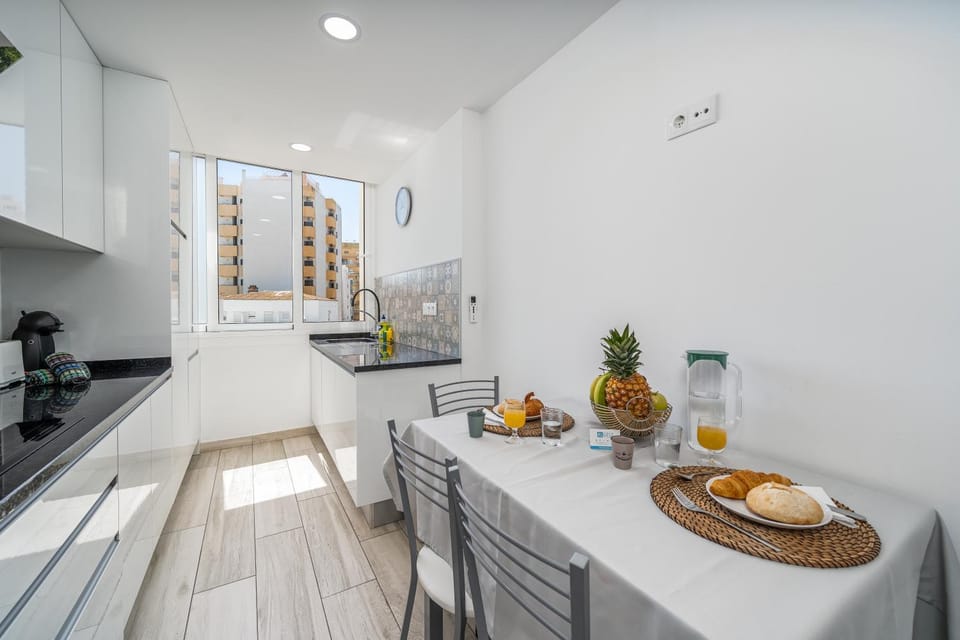Coffee/tea facilities, Kitchen or kitchenette, Dining area, stove