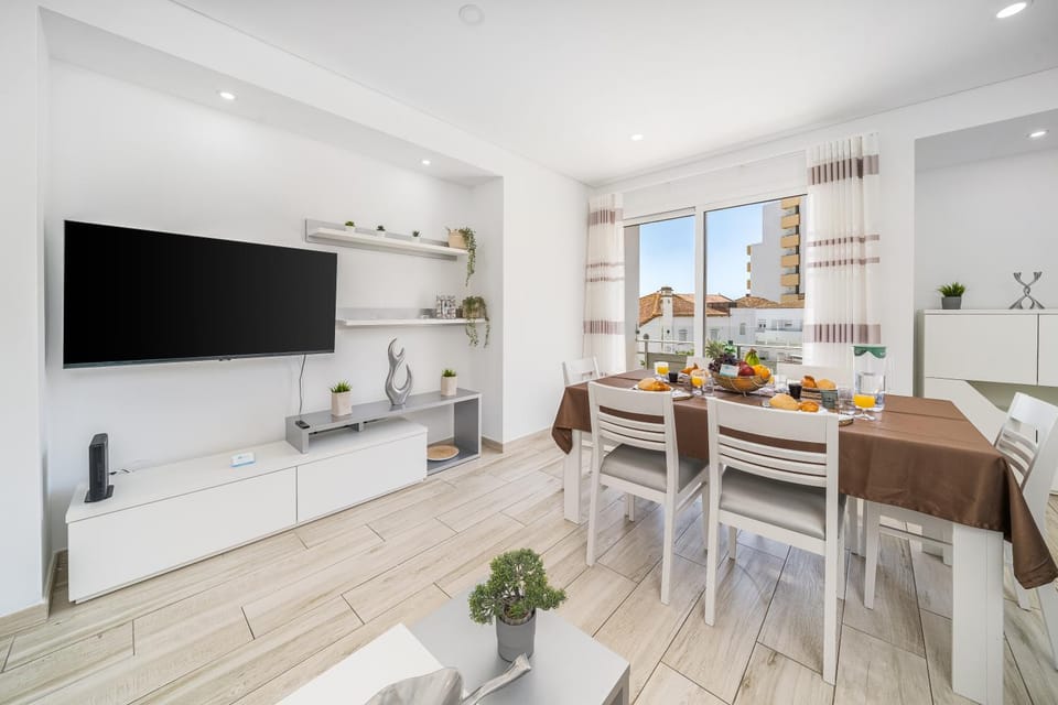 Communal lounge/ TV room, TV and multimedia, Living room, Seating area, Dining area, Evening entertainment