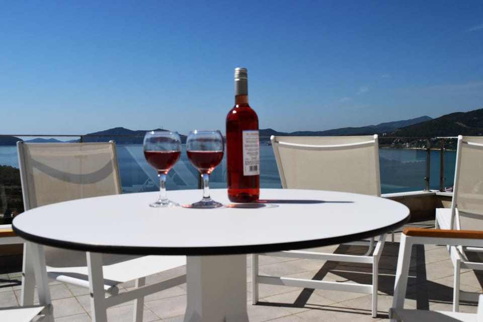 Balcony/Terrace, Banquet/Function facilities, Seating area, Dining area, Landmark view, Mountain view, Sea view