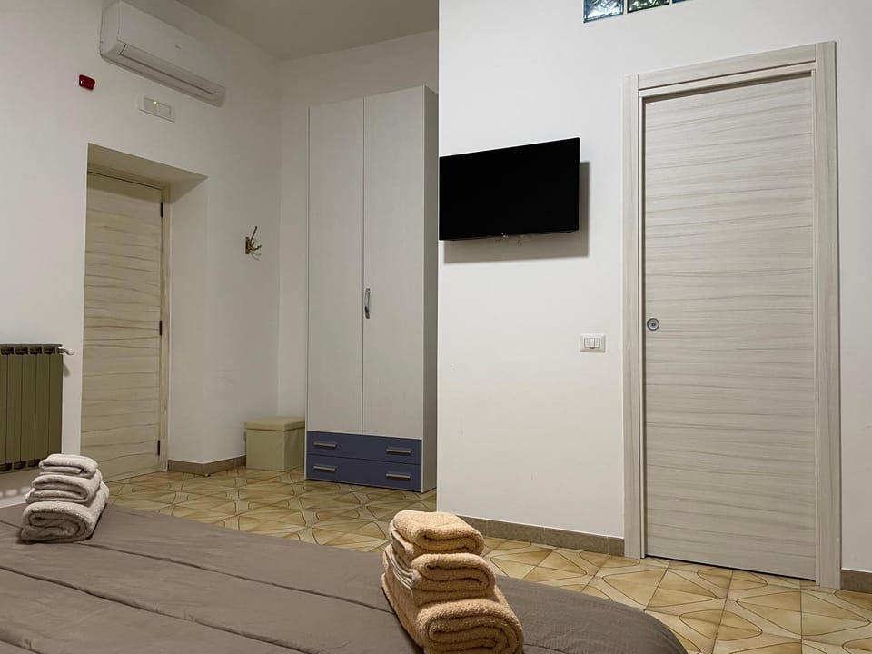 Bed, TV and multimedia, Photo of the whole room, Bedroom, internet, wardrobe, air conditioner