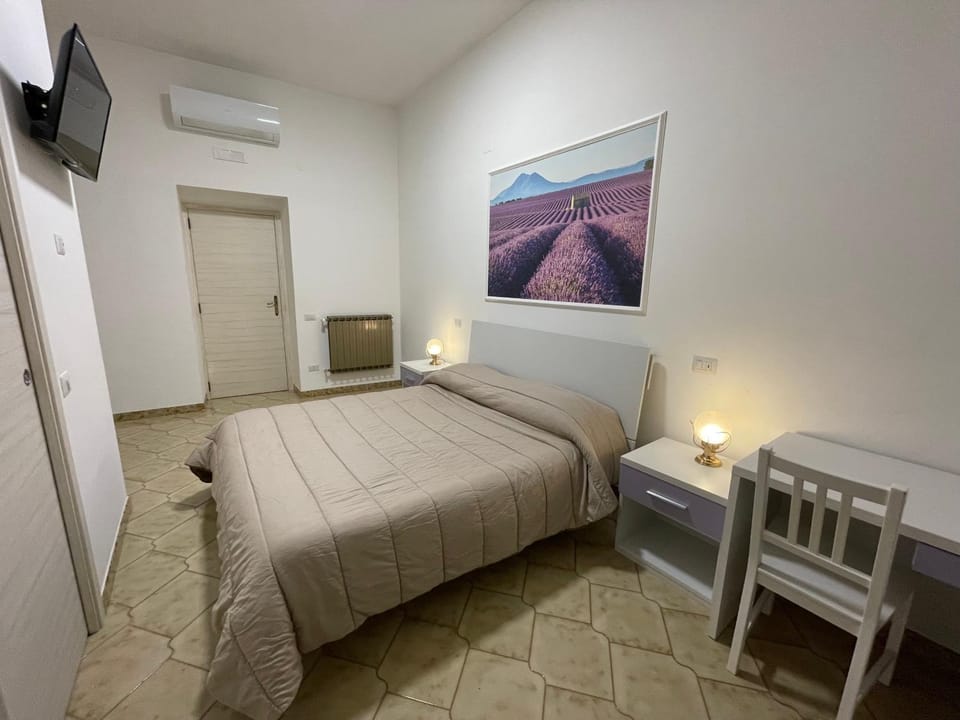 Bed, TV and multimedia, Photo of the whole room, Bedroom, internet, air conditioner