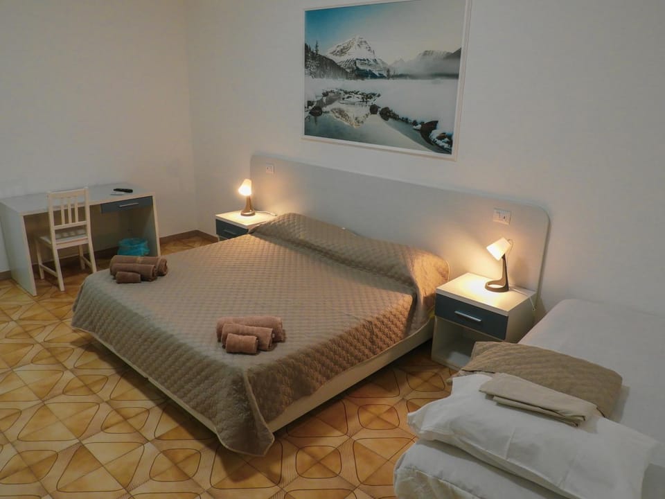 Bed, TV and multimedia, Photo of the whole room, Bedroom, internet, wardrobe, air conditioner
