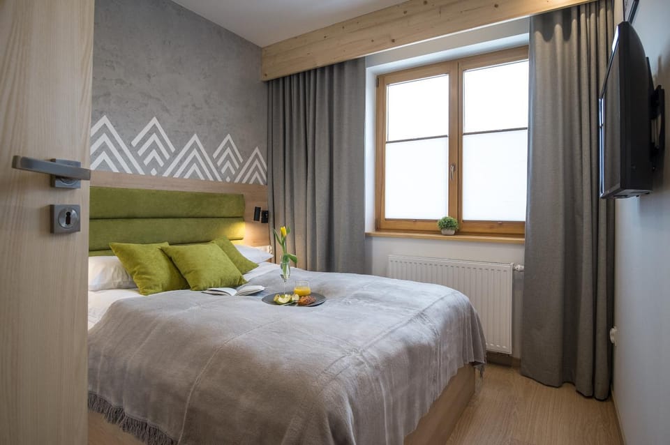 Bed, Day, Summer, TV and multimedia, Photo of the whole room, Decorative detail, Bedroom, On site, Area and facilities