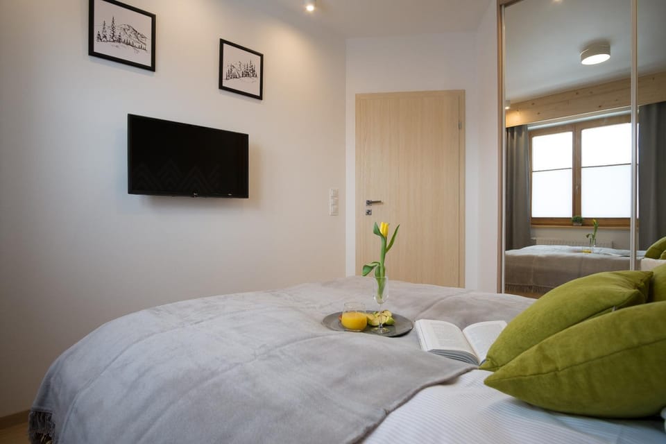Bed, Day, Summer, TV and multimedia, Photo of the whole room, Decorative detail, Bedroom, On site, Area and facilities
