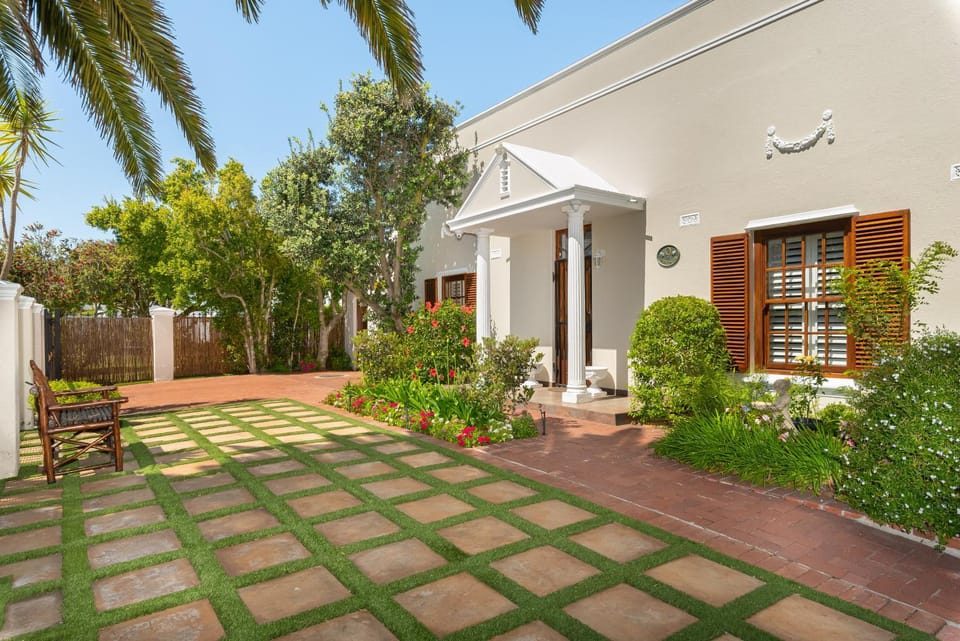 Property building, Facade/entrance, Garden