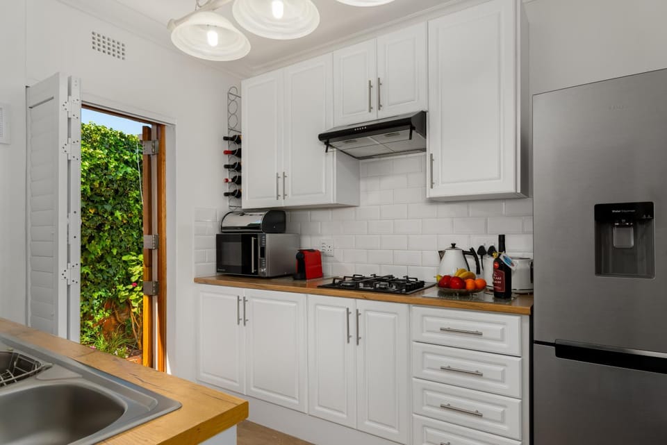 Coffee/tea facilities, stove, toaster, kitchen