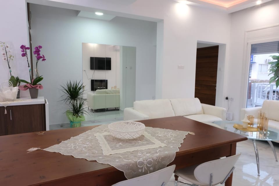 Luxury Fani House Next to Harbor area with Jacuzzi Apartment in Paphos