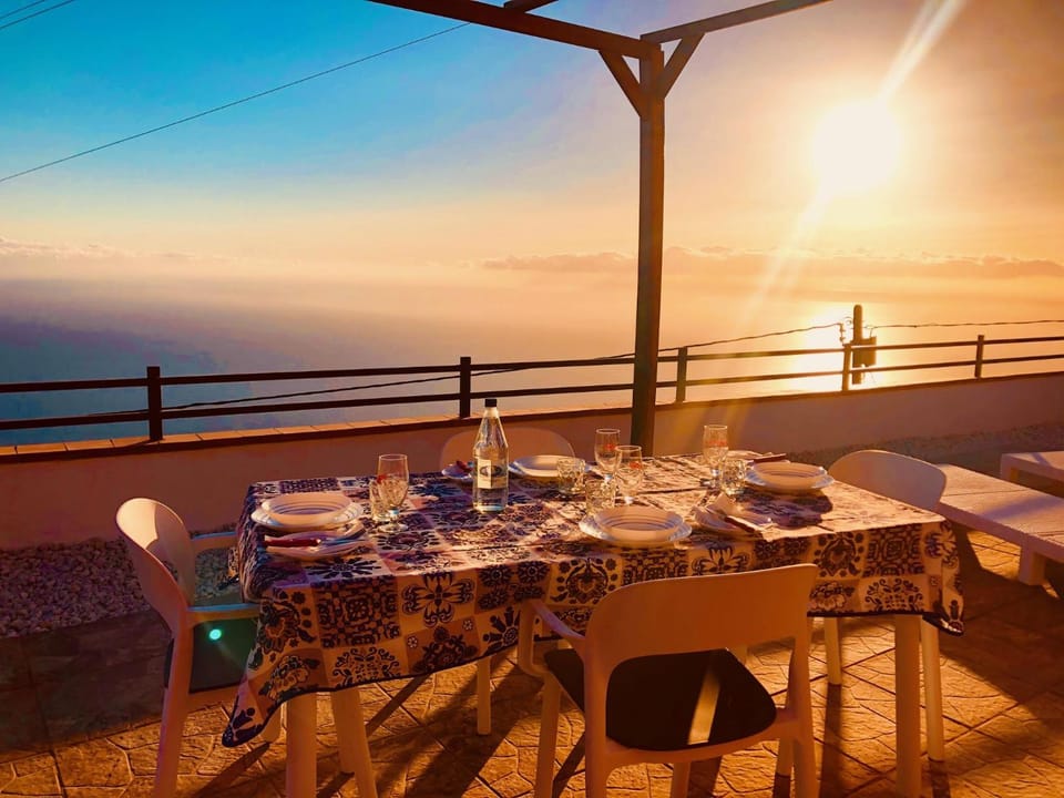 View (from property/room), Balcony/Terrace, Dining area, Sea view, Sunrise, Sunset
