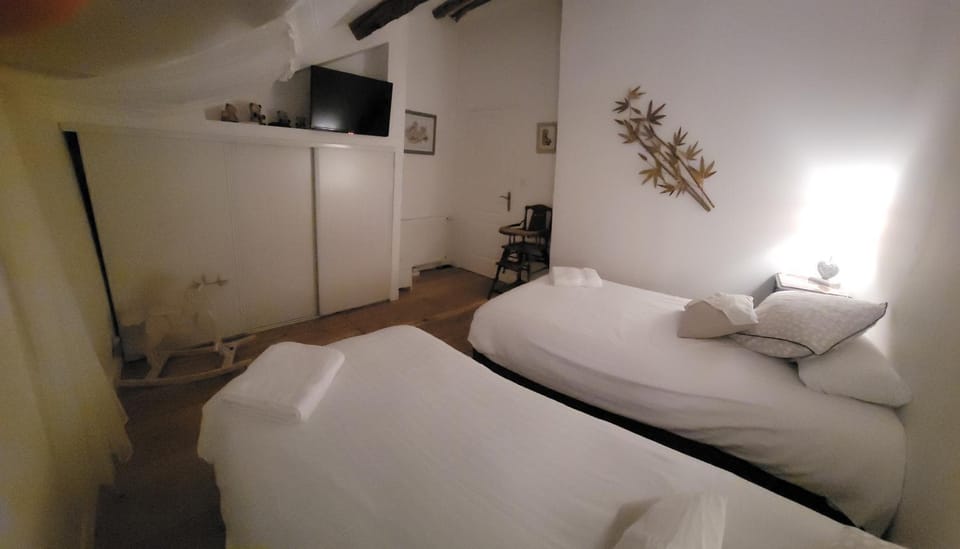 Bed, TV and multimedia, Photo of the whole room, Bedroom