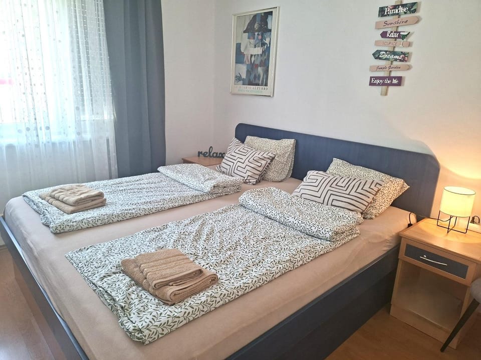 Bed, Day, towels