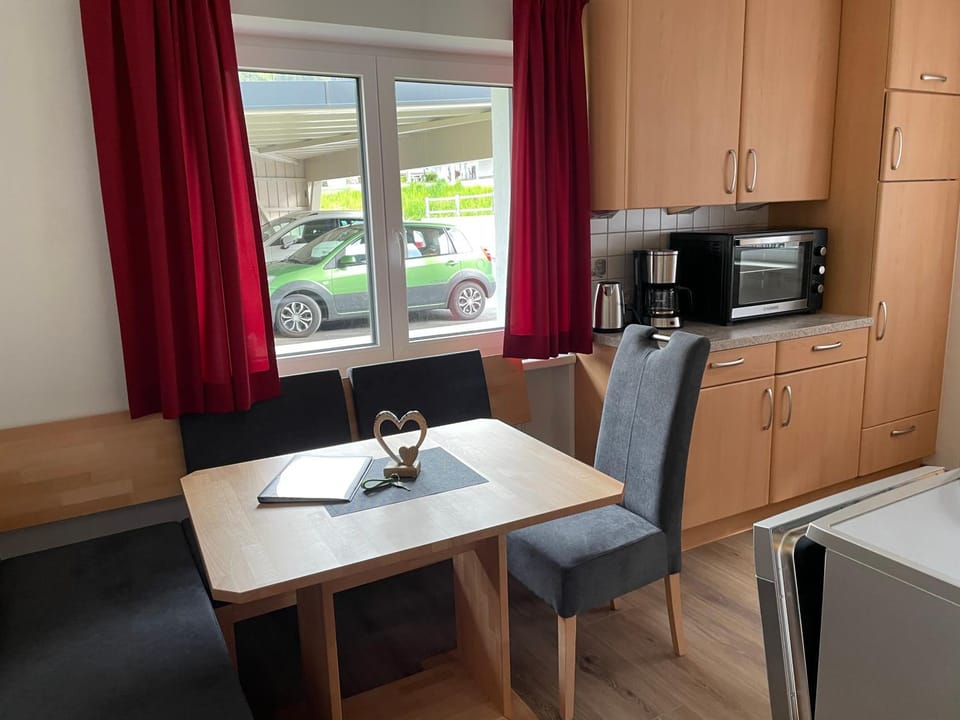 Kitchen or kitchenette, Seating area, Dining area