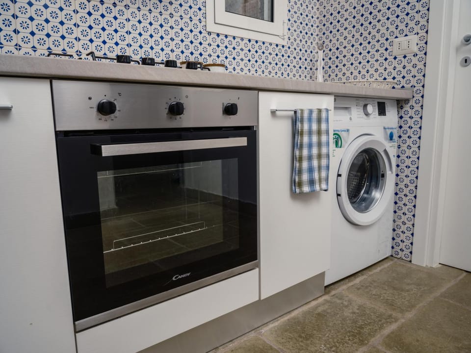 Kitchen or kitchenette, washing machine