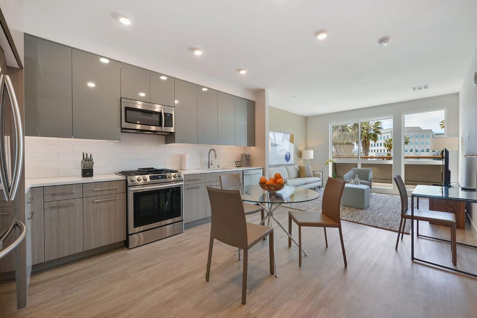 Kitchen or kitchenette, Living room, Seating area, Dining area