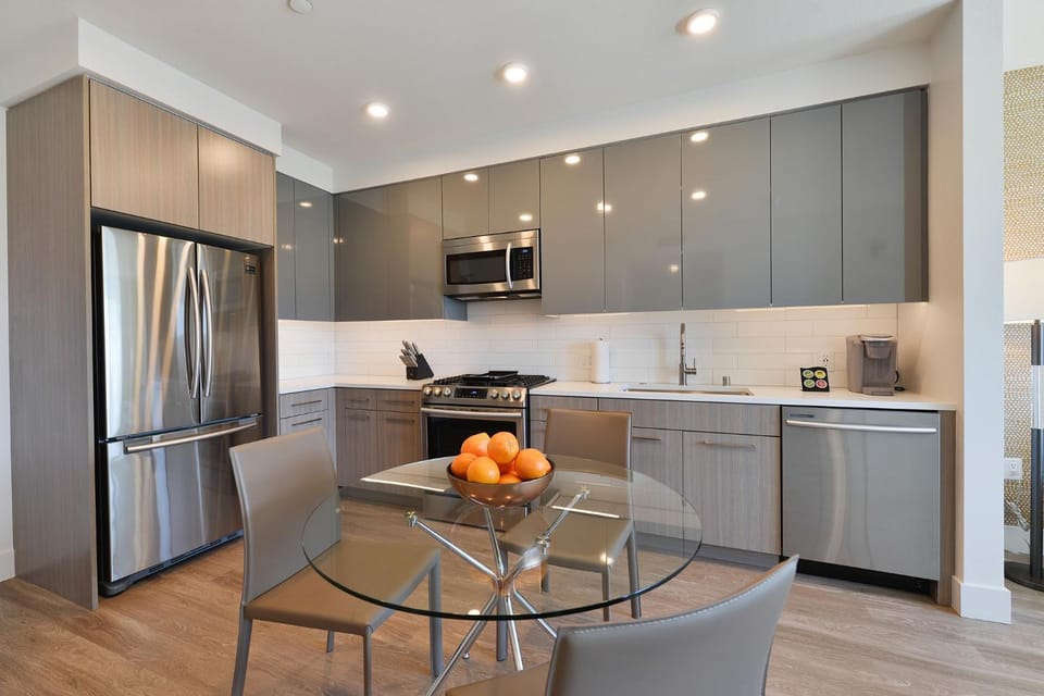 Kitchen or kitchenette, Dining area
