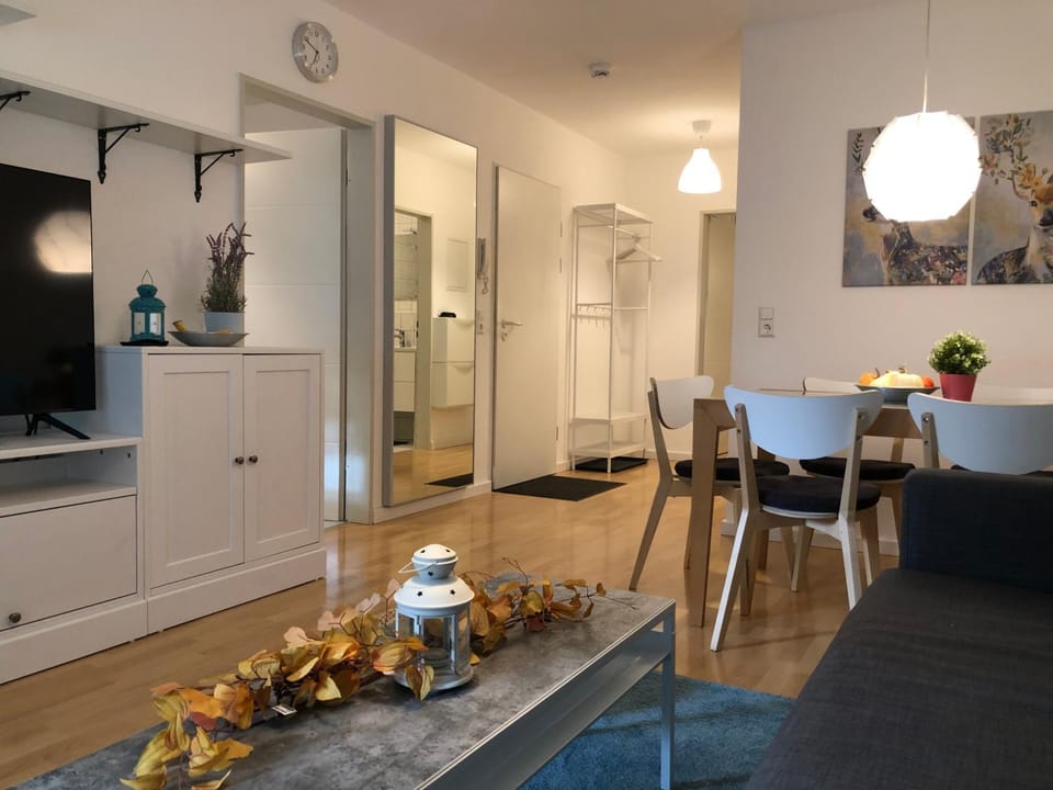 TV and multimedia, Living room, Seating area, Dining area