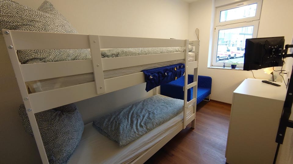 Bedroom, bunk bed