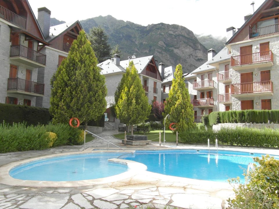 Property building, Garden, Garden view, Mountain view, Pool view, Swimming pool