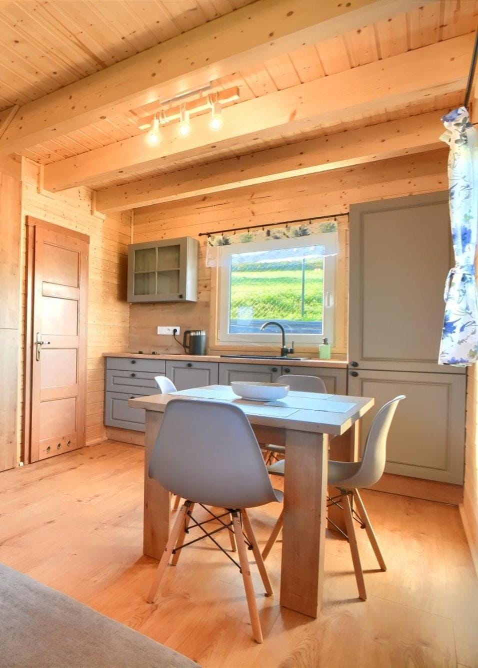 Dining area, kitchen