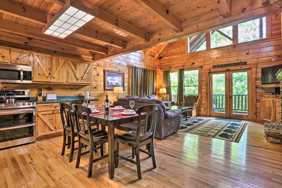 'Sky Harbor' Sevierville Cabin w/ Hot Tub & Deck! Cabin in Sevier County