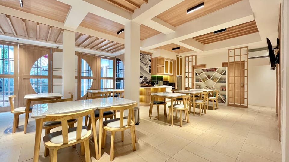 Restaurant/places to eat, Seating area