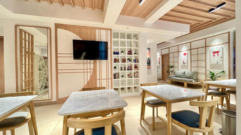 Restaurant/places to eat, TV and multimedia, Seating area