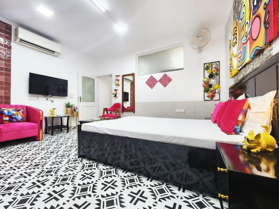Bed, TV and multimedia, Seating area, Evening entertainment, Bedroom, air conditioner